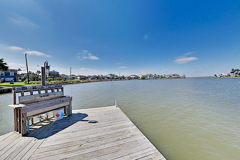 New Listing! Bayfront Home w/ Deck & Fishing Pier - Hitchcock, Texas