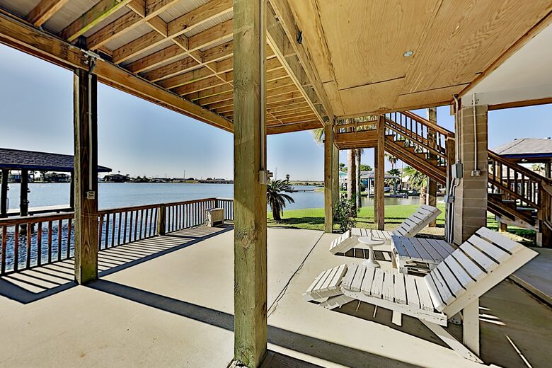 New Listing! Bayfront Home w/ Deck & Fishing Pier - Hitchcock, Texas