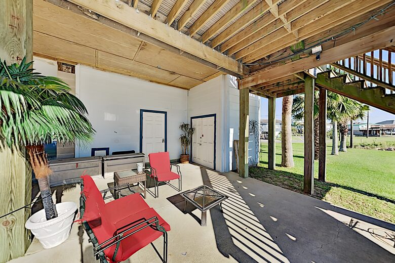 New Listing! Bayfront Home w/ Deck & Fishing Pier - Hitchcock, Texas