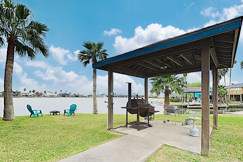 New Listing! Bayfront Home w/ Deck & Fishing Pier - Hitchcock, Texas