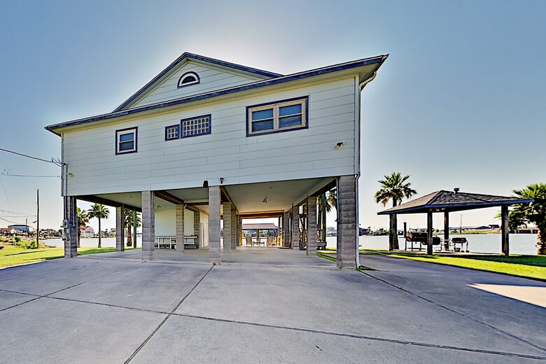 New Listing! Bayfront Home w/ Deck & Fishing Pier - Hitchcock, Texas