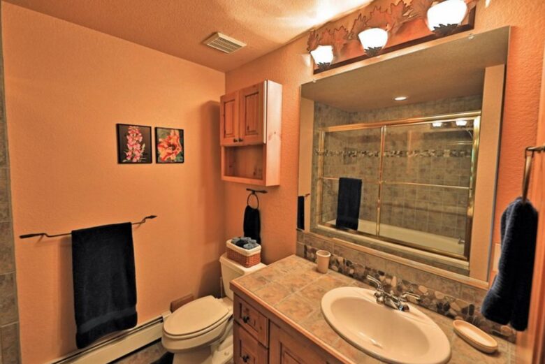 King suite bath, lower level