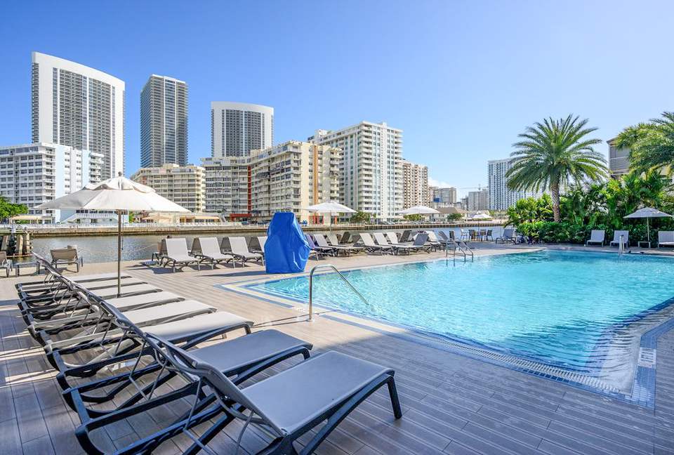 Luxury condo with pool - minutes from Fort Lauderdale & Miami - Hallandale, Florida
