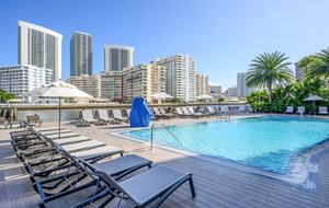 Luxury condo with pool - minutes from Fort Lauderdale & Miami - Hallandale, Florida