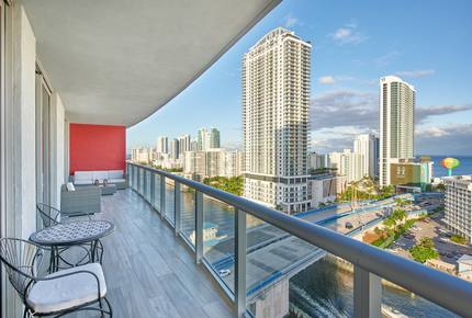 Luxury condo with pool - minutes from Fort Lauderdale & Miami - Hallandale, Florida