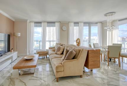 Luxury condo with pool - minutes from Fort Lauderdale & Miami - Hallandale, Florida