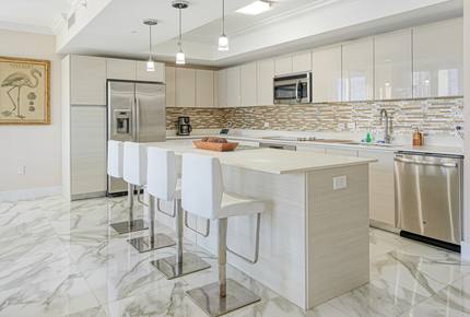 Luxury condo with pool - minutes from Fort Lauderdale & Miami - Hallandale, Florida