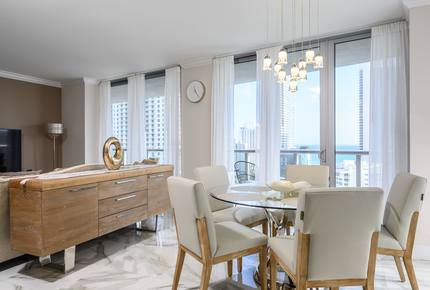 Luxury condo with pool - minutes from Fort Lauderdale & Miami - Hallandale, Florida