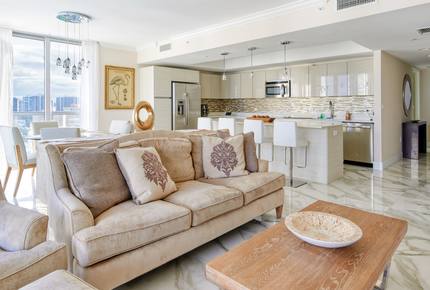 Luxury condo with pool - minutes from Fort Lauderdale & Miami - Hallandale, Florida