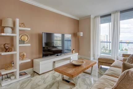 Luxury condo with pool - minutes from Fort Lauderdale & Miami - Hallandale, Florida