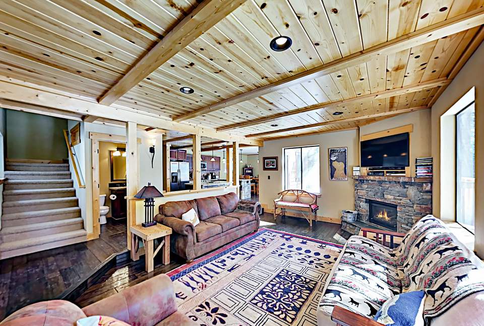 Amenity-Rich Tahoe Donner Home w/ Gas Fireplace - Truckee, California