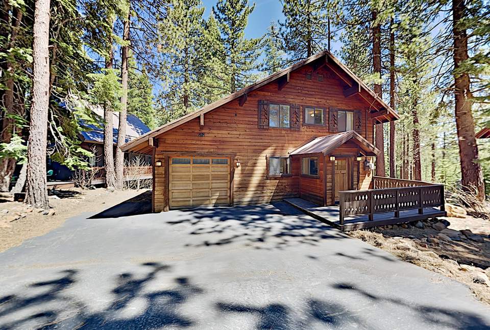 Amenity-Rich Tahoe Donner Home w/ Gas Fireplace - Truckee, California