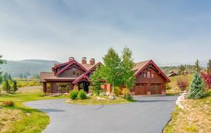 Luxe Estate with Hot Tub, Theater & Chef's Kitchen - Breckenridge, Colorado