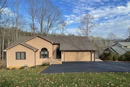 Smith Mountain Lake 5 Bedroom - Moneta, Virginia