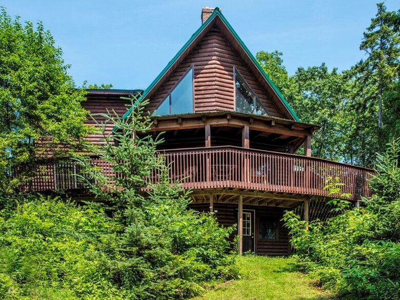 Stunning, Spacious Log Cabin in the Woods - Boothbay Harbor, Maine