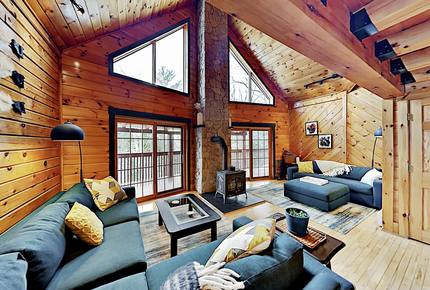 Stunning, Spacious Log Cabin in the Woods - Boothbay Harbor, Maine