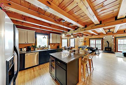 Stunning, Spacious Log Cabin in the Woods - Boothbay Harbor, Maine