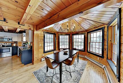 Stunning, Spacious Log Cabin in the Woods - Boothbay Harbor, Maine