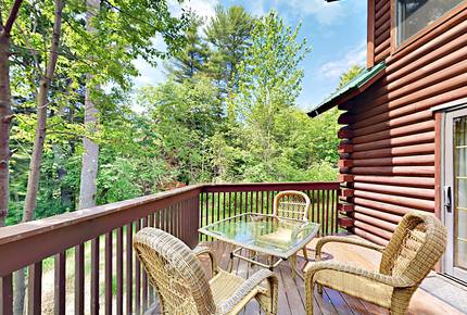Stunning, Spacious Log Cabin in the Woods - Boothbay Harbor, Maine