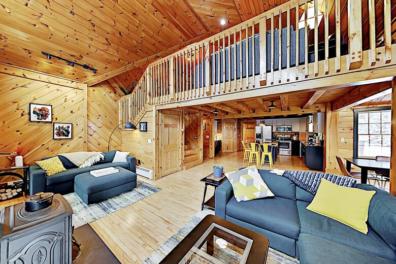 Stunning, Spacious Log Cabin in the Woods - Boothbay Harbor, Maine