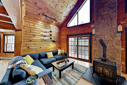 Stunning, Spacious Log Cabin in the Woods - Boothbay Harbor, Maine