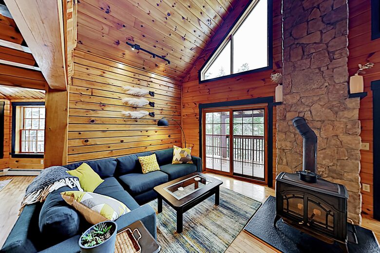 Stunning, Spacious Log Cabin in the Woods - Boothbay Harbor, Maine