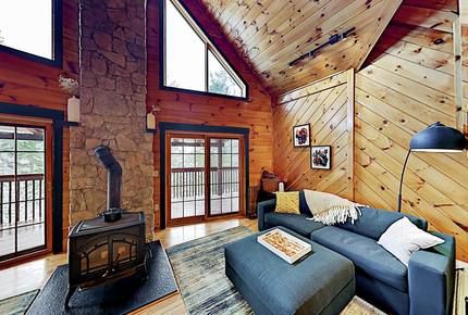 Stunning, Spacious Log Cabin in the Woods - Boothbay Harbor, Maine