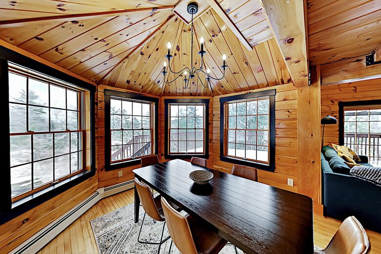 Stunning, Spacious Log Cabin in the Woods - Boothbay Harbor, Maine