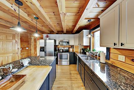 Stunning, Spacious Log Cabin in the Woods - Boothbay Harbor, Maine