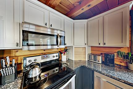 Stunning, Spacious Log Cabin in the Woods - Boothbay Harbor, Maine