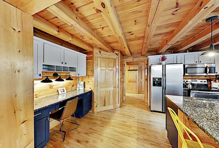 Stunning, Spacious Log Cabin in the Woods - Boothbay Harbor, Maine