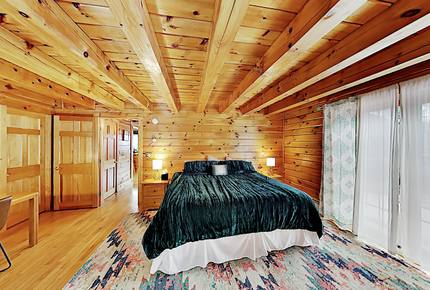 Stunning, Spacious Log Cabin in the Woods - Boothbay Harbor, Maine