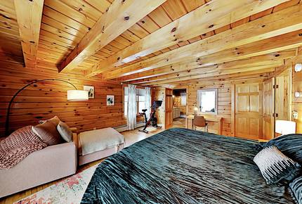 Stunning, Spacious Log Cabin in the Woods - Boothbay Harbor, Maine