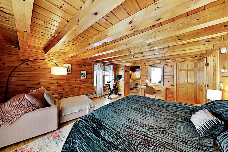 Stunning, Spacious Log Cabin in the Woods - Boothbay Harbor, Maine