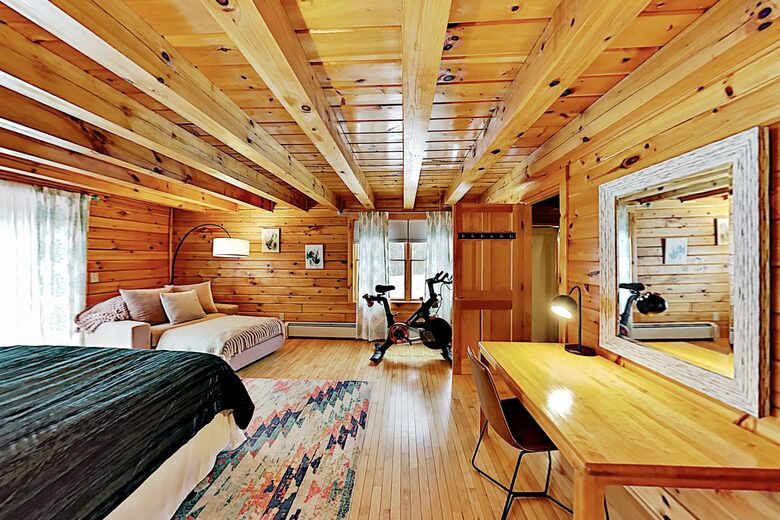Stunning, Spacious Log Cabin in the Woods - Boothbay Harbor, Maine