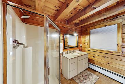 Stunning, Spacious Log Cabin in the Woods - Boothbay Harbor, Maine