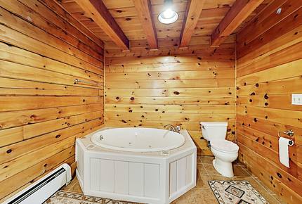 Stunning, Spacious Log Cabin in the Woods - Boothbay Harbor, Maine