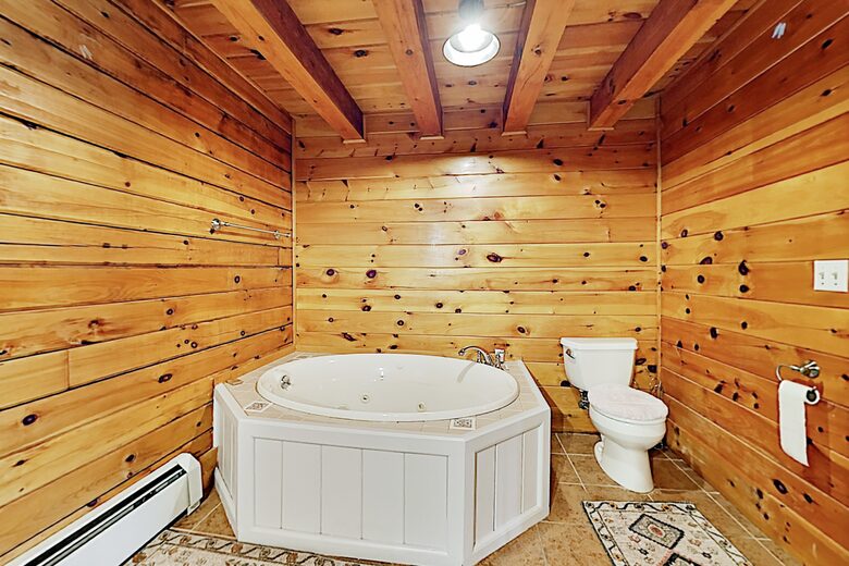 Stunning, Spacious Log Cabin in the Woods - Boothbay Harbor, Maine