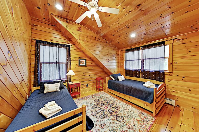 Stunning, Spacious Log Cabin in the Woods - Boothbay Harbor, Maine