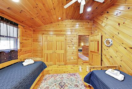 Stunning, Spacious Log Cabin in the Woods - Boothbay Harbor, Maine