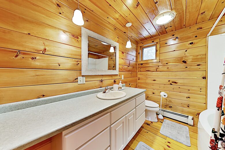 Stunning, Spacious Log Cabin in the Woods - Boothbay Harbor, Maine