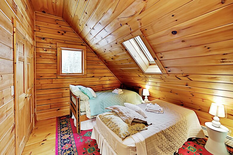 Stunning, Spacious Log Cabin in the Woods - Boothbay Harbor, Maine