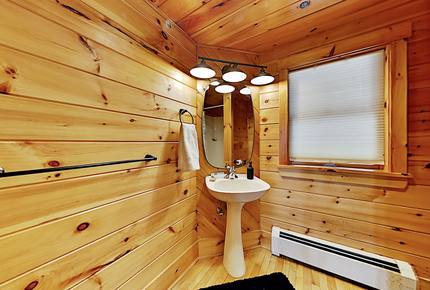 Stunning, Spacious Log Cabin in the Woods - Boothbay Harbor, Maine