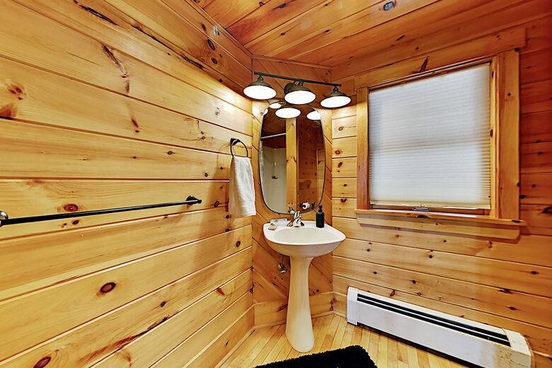 Stunning, Spacious Log Cabin in the Woods - Boothbay Harbor, Maine