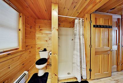 Stunning, Spacious Log Cabin in the Woods - Boothbay Harbor, Maine