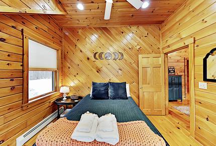 Stunning, Spacious Log Cabin in the Woods - Boothbay Harbor, Maine