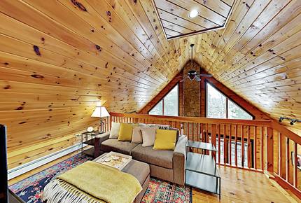 Stunning, Spacious Log Cabin in the Woods - Boothbay Harbor, Maine