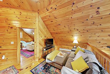 Stunning, Spacious Log Cabin in the Woods - Boothbay Harbor, Maine