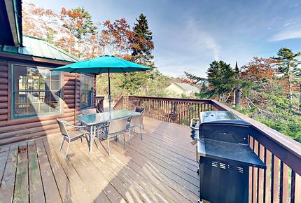 Stunning, Spacious Log Cabin in the Woods - Boothbay Harbor, Maine