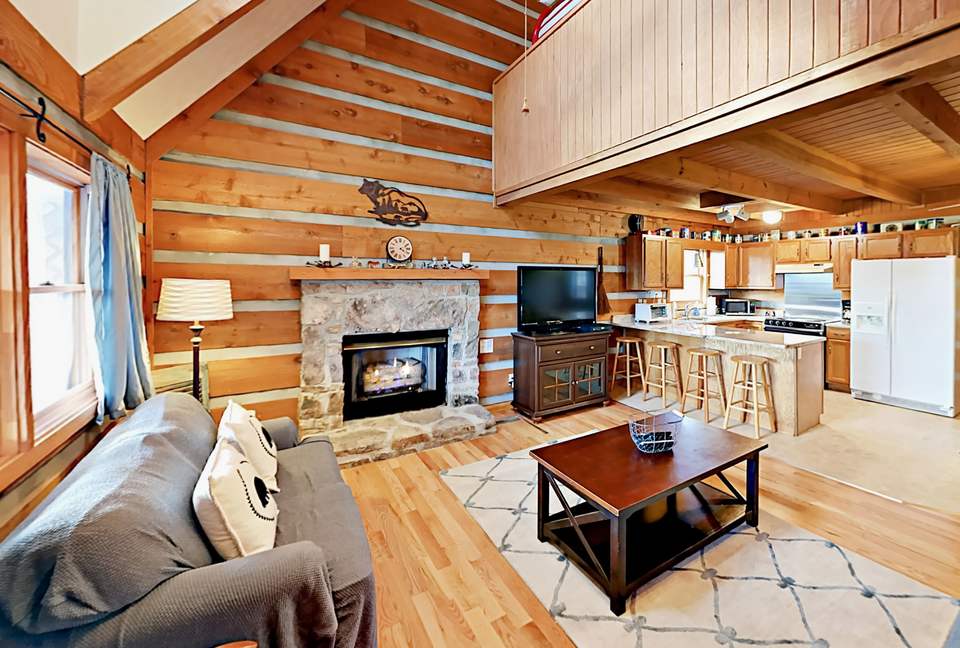 Wooded Retreat with Private Hot Tub & Game Room - Gatlinburg, Tennessee